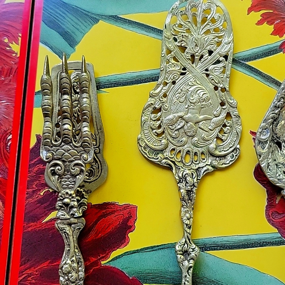 Set of 4 antique reproduction Renaissance serve ware. - Picture 4 of 5
